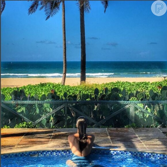 Ana Paula Renault postou uma foto no Instagram, na qual aparece de maiô azul com os cabelos molhados jogados nas costas, nesta sexta-feira, 10 de junho de 2016