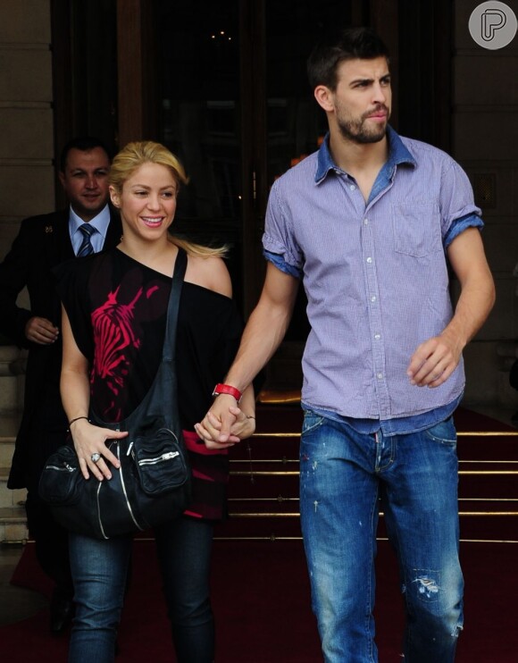 A cantora colombiana Shakira e o marido, Gerard Piqué, que estão esperando o primeiro filho