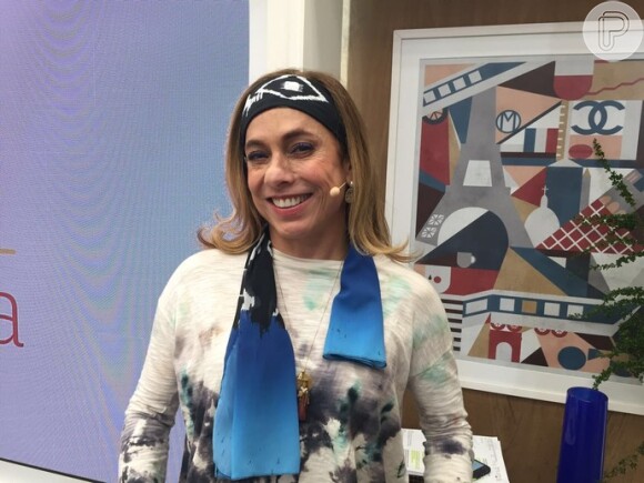 Cissa Guimarães adotou uma faixa no cabelo para disfarçar os 15 pontos na cabeça