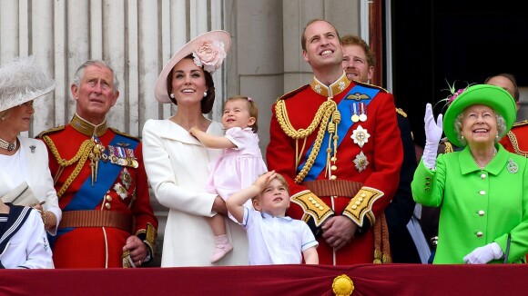 Príncipe George e Charlotte roubam a cena em comemoração da família real. Fotos!