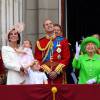 Príncipe George e Charlotte foram clicados com os pais, Kate Middleton e Príncipe William em comemoração da família real