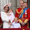 Príncipe George e Charlotte assistiram com os pais, Kate Middleton e Príncipe William, à apresentação de caças da Força Aérea Britânica, do balcão do palácio de Buckingham