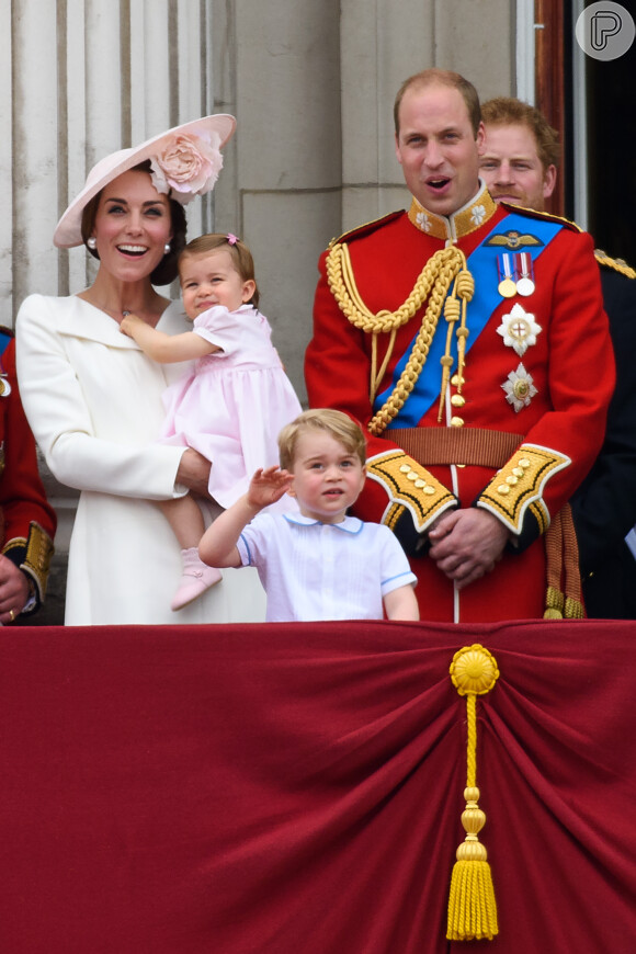 Príncipe George e Charlotte assistiram com os pais, Kate Middleton e Príncipe William, à apresentação de caças da Força Aérea Britânica, do balcão do palácio de Buckingham