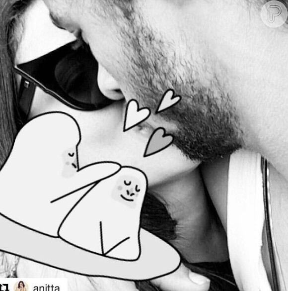 Anitta assumiu o relacionamento com o ator Pablo Morais ao postar um foto o beijando