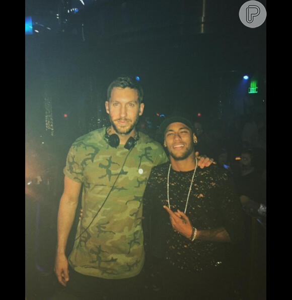 Neymar posa em boate ao lado do DJ Calvin Harris, nos Estados Unidos, em 11 de junho de 2016