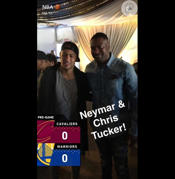 Neymar ainda posou ao lado do jogador Chris Tucker