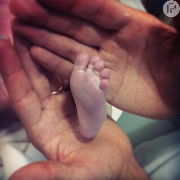 Ricardo Pereira postou foto do pezinho de Francisca e se derreteu ao falar do nascimento da menina