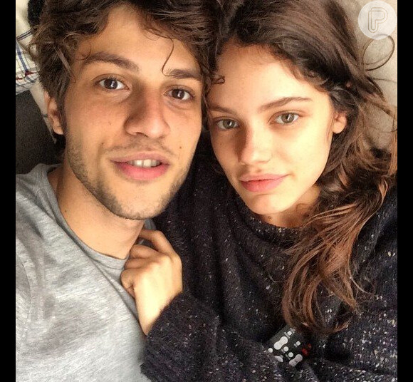 A cada novo clique, Chay Suede e Laura Neiva aumentam as suspeitas de uma possível volta do namoro. Os atores, que terminaram o namoro em abril, após um ano de sete meses juntos, voltaram a publicar fotos um do outro em seus respectivos perfis nas redes sociais