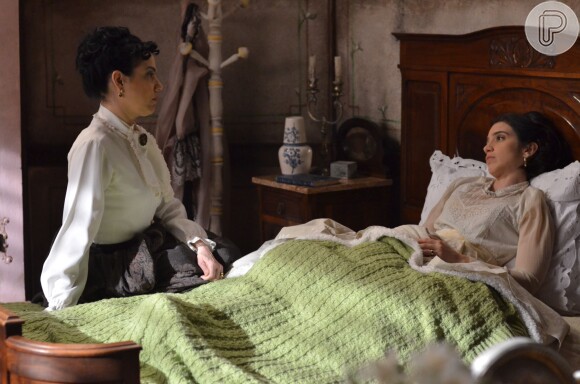 Teresa (Roberta Gualda) é amparada por Beatrice (Beth Coelho) depois de perder o bebê, na novela 'Escrava Mãe', em 24 de junho de 2016