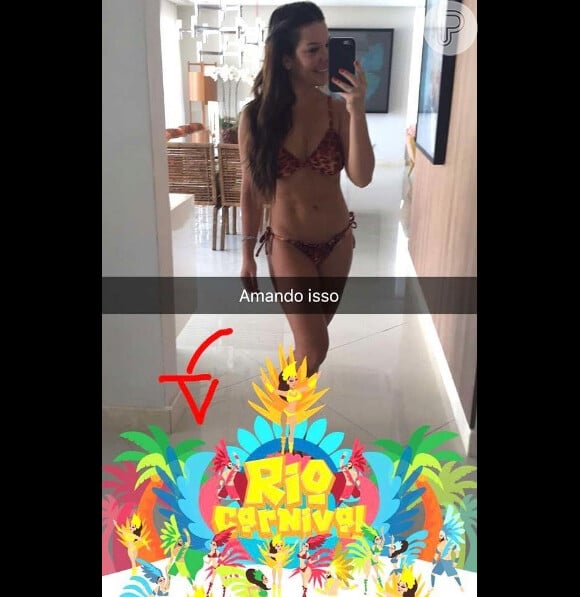 No clima do Carnaval, Fernanda Souza postou no Instagram uma foto de biquíni em frente ao espelho