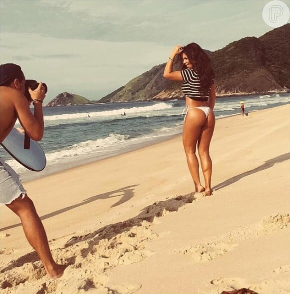 Fernanda Souza mostrou aos fãs os cliques tirados na praia em fevereiro de 2016