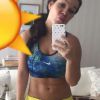 Nada de esconder a barriga! Fernanda Souza fotografa seus gominhos e posta nas redes sociais