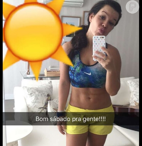 Nada de esconder a barriga! Fernanda Souza fotografa seus gominhos e posta nas redes sociais