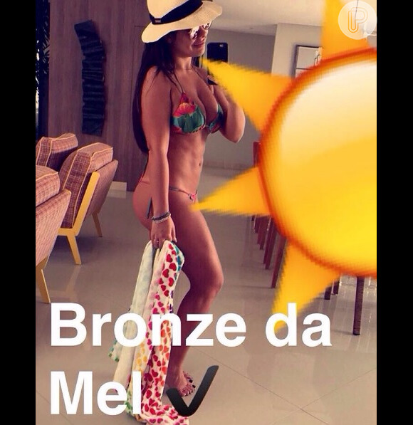 Seja durante os treinos ou idas à piscina, Fernanda Souza exibe o corpo definido na internet. No registro, ela mantinha o corpo bronzeado para a personagem Mel, de 'A Regra do Jogo'