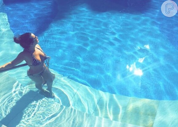 Fernanda Souza ama ir para piscina pegar sol e, claro, compartilhar o momento com os seguidores
