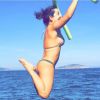 A atriz Fernanda Souza compartilhou o momento exato de seu pulo no mar, mostrando sua silhueta