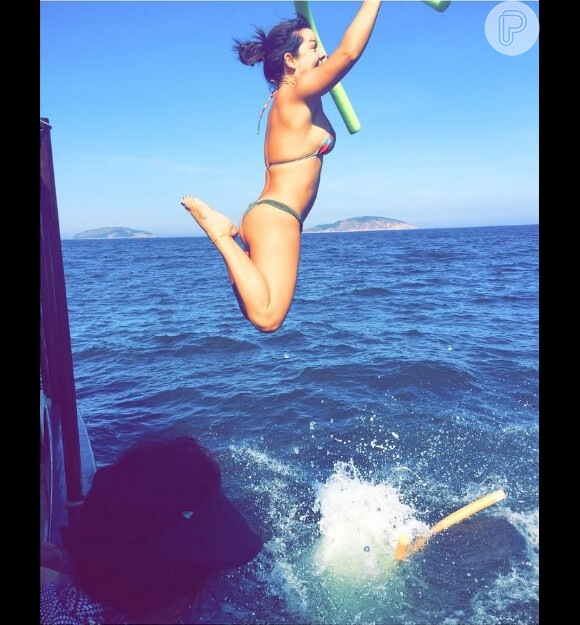 A atriz Fernanda Souza compartilhou o momento exato de seu pulo no mar, mostrando sua silhueta