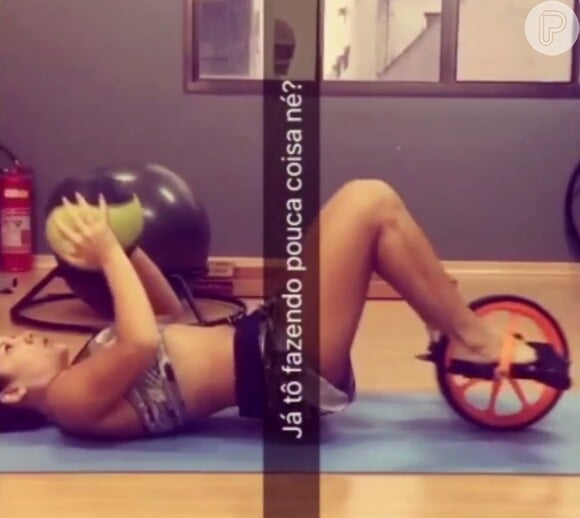 Fernanda Souza faz exercícios com peso e rodas para manter o corpo em forma