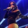 Anitta brinca sobre assédio de fãs no palco: 'Quando é hétero, eu que chamo'