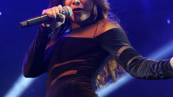 Anitta brinca sobre assédio de fãs no palco: 'Quando é hétero, eu que chamo'