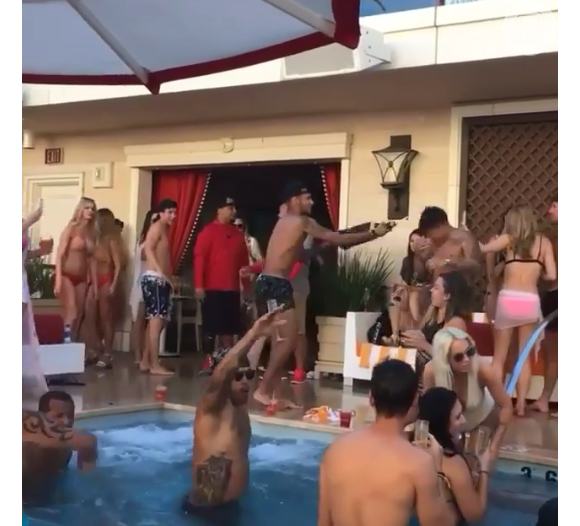 Neymar dá banho de champagne em amigos durante festa em Las Vegas