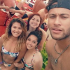 Neymar posa com mulheres durante festa em Los Angeles