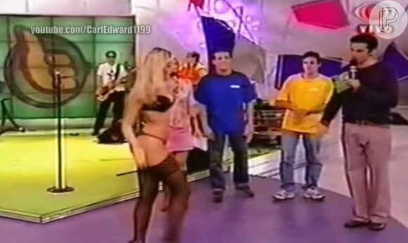 Ellen Rocche aparecia de lingerie no programa 'SuperPositivo' (Band, 2000)