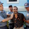 Joel (Marcelo Galdino) é preso na frente dos moradores do vilarejo, na novela 'Cúmplices de um Resgate'