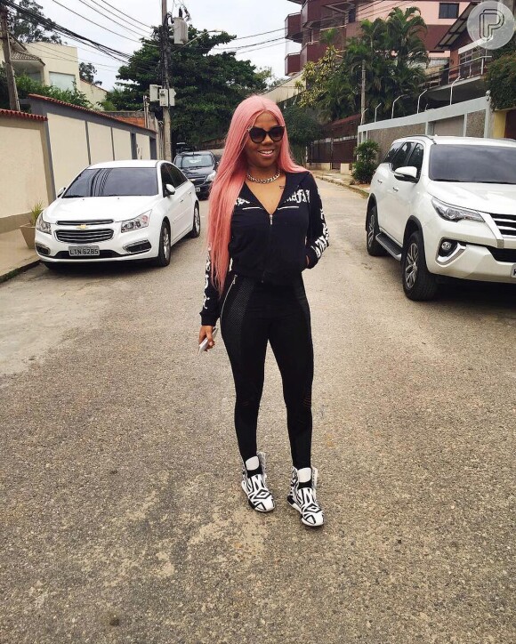 Ludmilla rebate vizinha e diz que não mora mais no local: 'Festa de familiares'