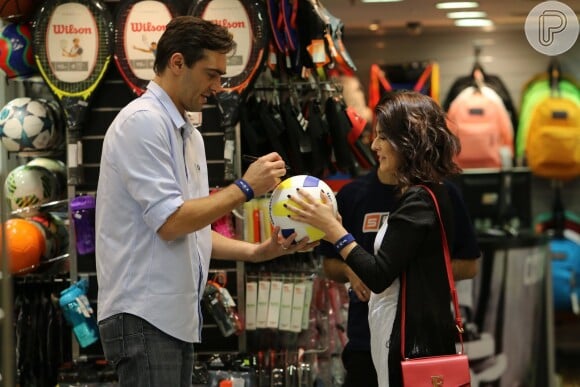 O ex-jogador de vôlei Giba autografa uma bola para Fernanda Paes Leme durante passeio no Barra Shopping, Zona Oeste do Rio