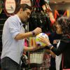 Fernanda Paes Leme tieta o ex-jogador de vôlei Giba durante passeio em shopping no Rio, nesta terça-feira, 14 de junho de 2016