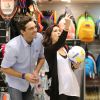 Fernanda Paes Leme tieta o ex-jogador de vôlei Giba durante passeio em shopping no Rio, nesta terça-feira, 14 de junho de 2016