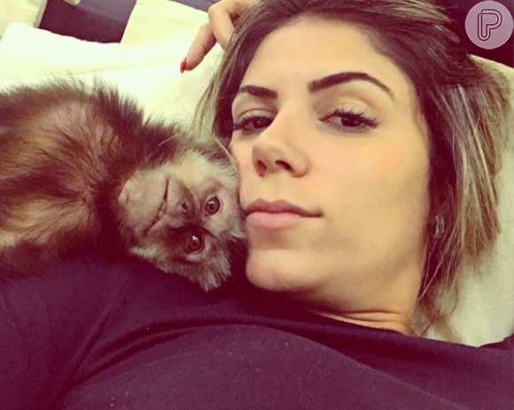 Modelo fitness, Fabi Araújo publicou há poucos dias uma foto ao lado do macaco Twelves