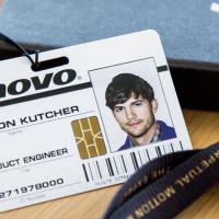 Ashton Kutcher é contratado como engenheiro de produtos da Lenovo