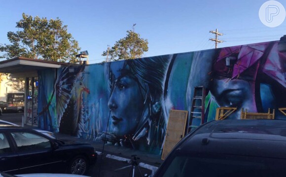 Claudia Leitte tem o rosto grafitado em pintura de rua nos Estados Unidos