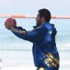 Thiago Lacerda usa uma bola para fazer um dos exercícios do seu treino funcional