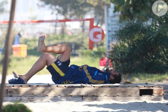 Thiago Lacerda faz treino funcional na praia da Barra da Tijuca, Rio de Janeiro, nesta quinta-feira, 16 de junho de 2016, e, após os exercícios, vai embora pedalando
