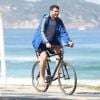Thiago Lacerda faz treino funcional na praia da Barra da Tijuca, Rio de Janeiro, nesta quinta-feira, 16 de junho de 2016, e, após os exercícios, vai embora pedalando