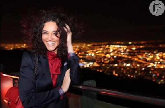 Débora Nascimento é adepta de produtos no poo: 'Lavo o cabelo sem xampu'