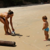 Patricia Abravanel brinca com o filho, Pedro, em praia: 'Amor sem medida', nesta quinta-feira, 16 de junho de 2016