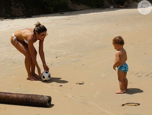Patricia Abravanel brinca com o filho, Pedro, em praia: 'Amor sem medida', nesta quinta-feira, 16 de junho de 2016