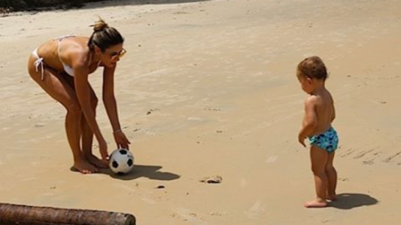 Patricia Abravanel brinca com o filho, Pedro, em praia: 'Amor sem medida'