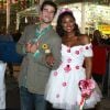 Ao lado de Joaquim Lopes, Cris Vianna foi noiva de festa junina usando vestido curto com flores rosas aplicadas. O look teve direito a grinalda e buquê