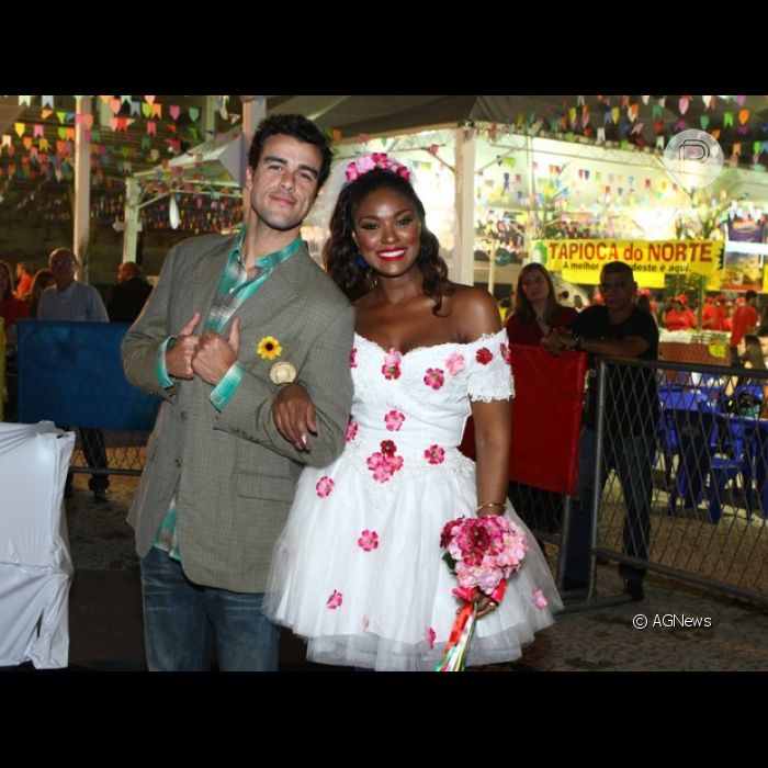 Ao lado de Joaquim Lopes, Cris Vianna foi noiva de festa junina usando  vestido curto com flores rosas aplicadas. O look teve direito a grinalda e  buquê - Purepeople