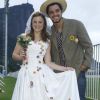 Com vestido longo cheio de detalhes coloridos em crochê, Alice Wegmann se casou com Rodrigo Simas em festa junina