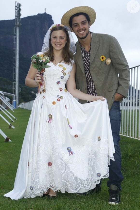 Com vestido longo cheio de detalhes coloridos em crochê, Alice Wegmann se casou com Rodrigo Simas em festa junina
