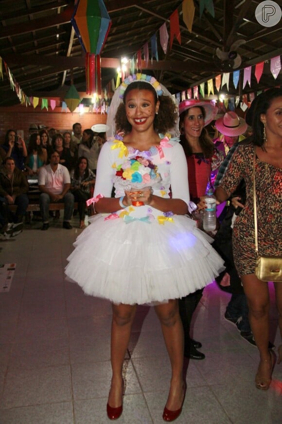 Sheron Menezzes entra mesmo na brincadeira das festas juninas. A atriz foi uma noiva supercolorida, com direito a dente pintadinho de preto!