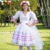 Noiva caipira e fofa! Camila Queiroz usou vestido armado branco com detalhes em rosa e lilás, coroa de flores e botinhas de couro para compor do look