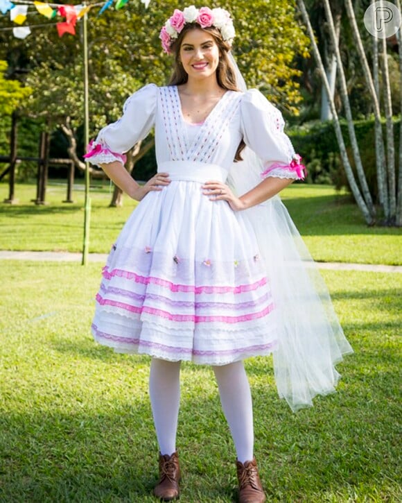 Noiva caipira e fofa! Camila Queiroz usou vestido armado branco com detalhes em rosa e lilás, coroa de flores e botinhas de couro para compor do look