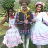 Pablo Sanábio e Lucy Alves, com vestido florido de babadinhos cor-de-rosa, também entraram no clima junino com Camila Queiroz
